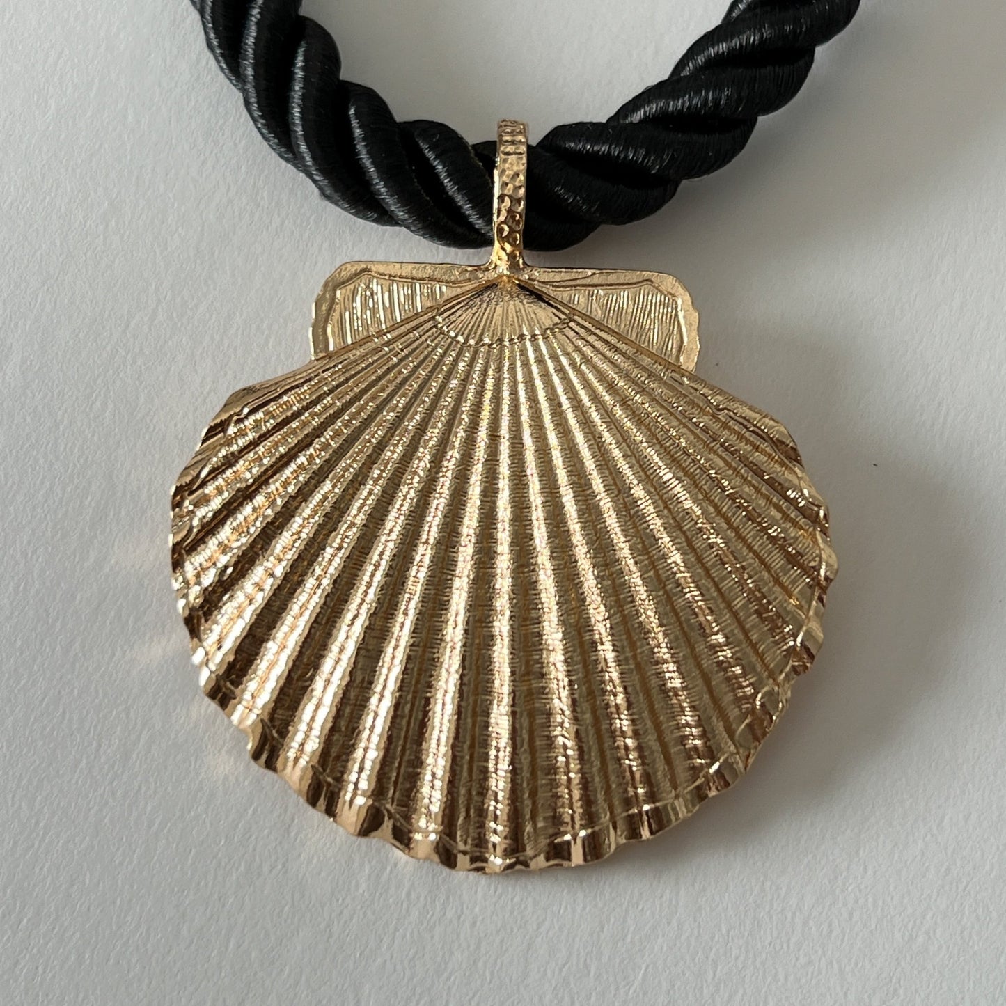 The Resort Shell - Club Paradiso - Necklace -